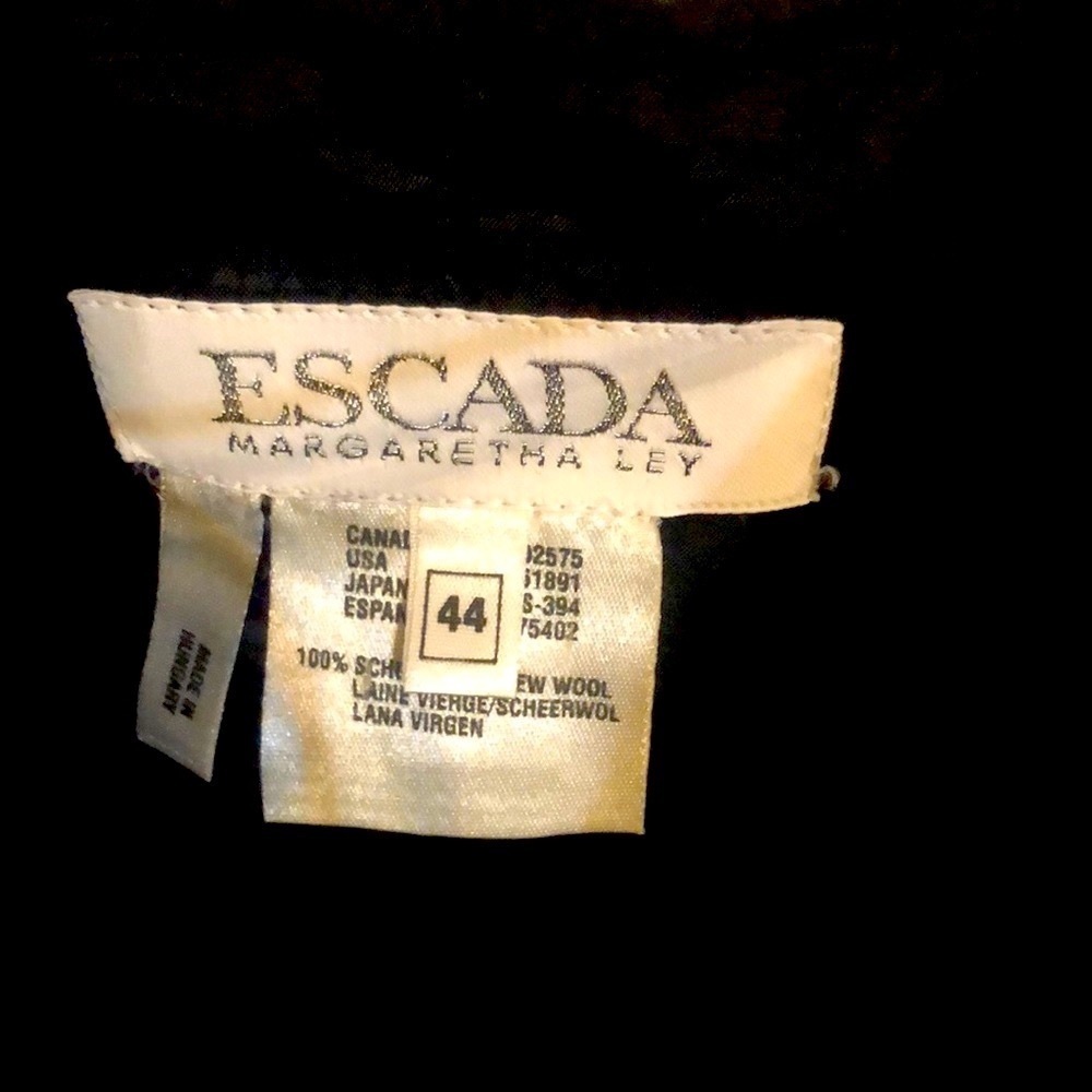 Escada - Picture 5 of 8